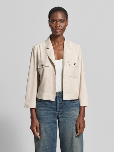 Modelka kobieca nosi Regular Fit Jacke mit Reverskragen od Betty Barclay, beżowa, materiał elastyczny, kieszenie na piersi, szeroki pas, długość tyłu w rozmiarze 36: 49 cm, szerokość w rozmiarze 36: 42 cm, długość rękawa w rozmiarze 36: 53 cm, widok całej sylwetki z przodu.