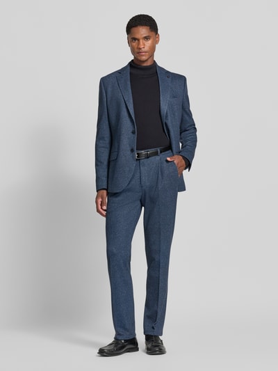 Männermodel trägt Straight Fit Hose mit Baumwoll-Anteil Modell 'DiConnor' von Zuitable, blaues Strukturmuster, Ganzkörperansicht von vorne. Elastischer Material-Mix, Bügelfalten, Gesäßtaschen, Haken- und Reißverschluss, Bundweite Größe 50: 36 cm, Innenbeinlänge 80 cm.