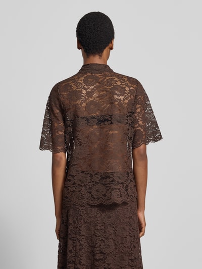 Männermodel trägt Relaxed Fit Hemdbluse aus Spitze Modell 'Lacina' von FREE/QUENT, Mieszanka materiałów z mieszanką bawełny, krój relaxed fit, koronka, rękaw o dł. 1/2, kołnierzyk koszulowy, półprzezroczysty materiał, długość tyłu w rozmiarze S: 63 cm, długość rękawów w rozmiarze S: 30 cm, brązowy kolor, wzór kwiatowej koronki, tylna część korpusu i rękawów, detaliczna faktura koronki, Ganzkörperansicht Rückansicht.