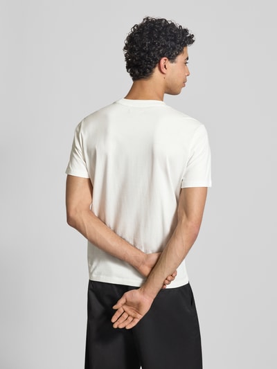 Männermodel trägt Regular Fit T-Shirt mit Logo-Print von Replay aus reiner Baumwolle, weiß, Rundhalsausschnitt, Rückenlänge 68 cm, Ganzkörperansicht Rückansicht.