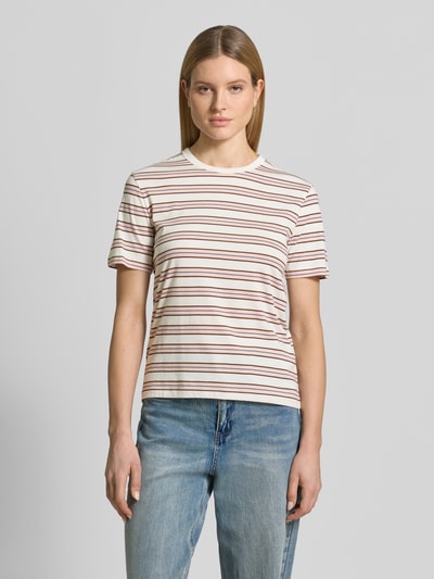 Kobiecy model nosi damski t-shirt z okrągłym dekoltem od Jake*s Casual z bawełny, prosty krój, rękaw o dł. 1/2, długość tyłu w rozmiarze S: 61 cm, jasne paski, delikatna faktura, jasne tło, całkowity widok z przodu.