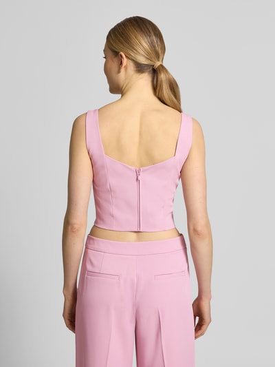 Vrouwenmodel draagt Cropped Top met Karree-Ausschnitt en achterrits van Jake*s Cocktail, roze kleur, materiaal-mix met stretch, body-fit, ruglengte 20 cm, geheellichaamsaanzicht achterkant.