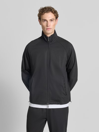 Männermodel trägt Sweatjacke mit Stehkragen und Zweiwege-Reißverschluss von Emporio Armani, Schwarz, Lyocell-Mix mit Viskose-Anteil, Regular-Fit, Eingrifftaschen, Rückenlänge 68 cm, Ärmellänge 84 cm, Ganzkörperansicht von vorne.