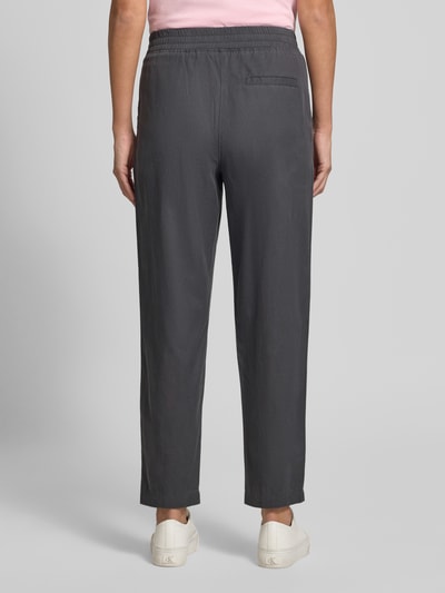Frauenmodel trägt Hose mit elastischem Bund von Jake*s Casual in Dunkelgrau, Material-Mix, Regular Fit, Ganzkörperansicht Rückansicht.