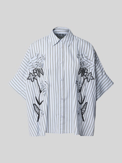 Produktfoto, Oversized Kurzarmbluse aus reiner Baumwolle Modell 'JONKOE' von Essentiel Antwerp, weiß mit feinen Streifen und floraler Stickerei