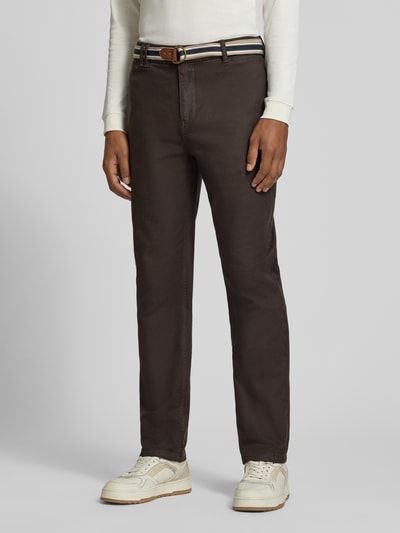Mannelijk model draagt donkerbruine heren broek met riem Model 'WARREN' van Scotch & Soda, mix van katoen en elastaan, regular fit, steekzakken, achterzakken, bandwijdte maat 32/32: 44 cm, binnenbeenlengte 82 cm, geheel aanzicht van voren.