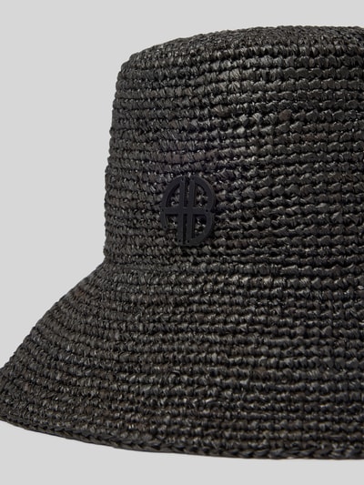 Produktfoto, Bucket Hat in Flecht-Optik von Anine Bing aus reiner Baumwolle, schwarze Farbe, breiter Rand, Logo-Detail, runde Optik.