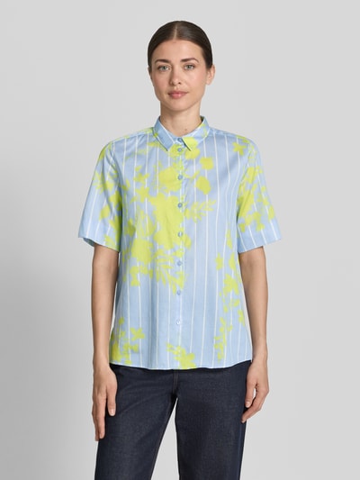 Vrouwenmodel draagt Bluse mit Hemdblusenkragen und Knopfleiste van Milano Italy, lichtblauw met gele accenten, regular fit, puur katoen, volledige voorkant zichtbaar, ruglengte 65 cm, mouwlengte 27 cm.