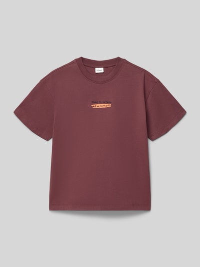 Produktfoto, Regular Fit T-Shirt aus reiner Baumwolle von s.Oliver RED LABEL in Uni-Bordeaux mit Motiv-Print, Kurzarm, Jersey-Textur
