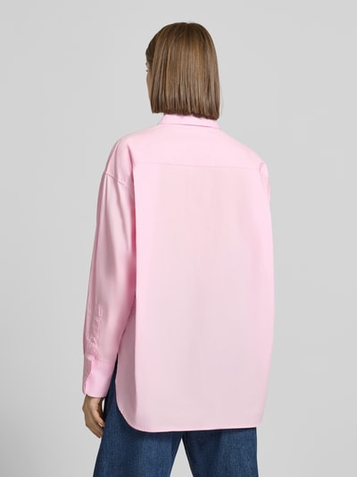 Frauenmodel trägt Hemdbluse mit Knopfleiste Modell 'JAMIE' von JJXX in Rosa, lockerer Schnitt, reine Baumwolle, Ganzkörperansicht Rückansicht.