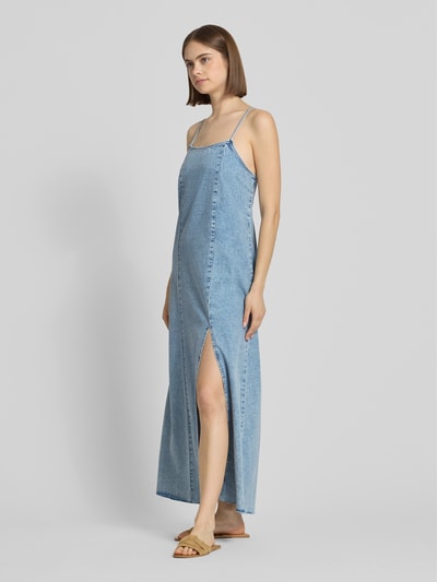 Frauenmodel trägt Jeanskleid mit Spaghettiträgern Modell 'SIGNE' von Noisy May aus Reine Baumwolle, Straight Fit Maxikleid, Ganzkörperansicht von vorne.