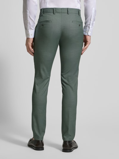 Männermodel trägt Anzughose mit Gesäßtaschen von ATELIER TORINO in Grün, Slim-Fit, Material-Mix mit Viskose-Anteil, Ganzkörperansicht Rückansicht.