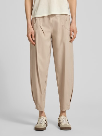 Frauenmodel trägt Hose mit elastischem Bund Modell 'Rachell' von STEHMANN, Viskose-Mix, Barrel Fit, beige, lockere Passform, Ganzkörperansicht von vorne.