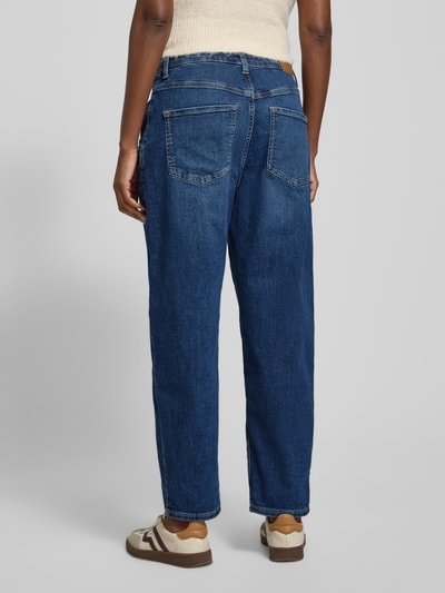 Frauenmodel trägt Barrel Leg Jeans aus Baumwoll-Mix von s.Oliver RED LABEL in Melange-Optik mit Label-Patch und 4-Pocket-Design, Ganzkörperansicht Rückansicht.