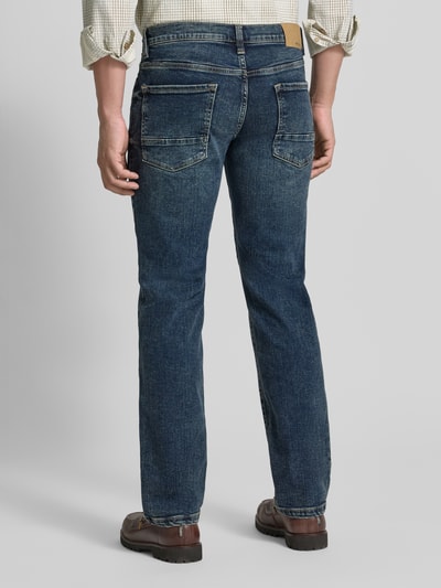 Mężczyznamodel nosi Regular Fit Jeans mit Eingrifftaschen von MCNEAL, mieszanka bawełny i elastanu, Efekt znoszenia, wpuszczane kieszenie, Szerokość w rozmiarze 32/32: 45 cm, Długość wewnętrzna nogawki 32/32: 80 cm, Ganzkörperansicht Rückansicht