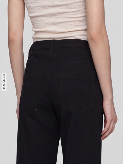 Frauenmodel trägt Gerade Hose mit Gürtelschlaufen Modell 'Baggy Smart' von MAC in Schwarz mit glatter Textur, Nahaufnahme Rückansicht, KI-modifiziertes Bild. Damen Gerade Hose von MAC.