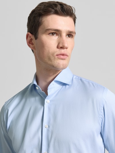Männermodel trägt Regular Fit Businesshemd aus reiner Baumwolle Modell 'H_Joe-SP-C1' von BOSS in Optik: Unifarben, Nahaufnahme Oberkörper.