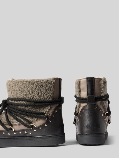 Produktfoto, Boots mit Kontrastbesatz Modell 'Curly Rock' von INUIKII, beige-schwarz, Schnür-Detail, strukturierte Sohle, genoppte Oberfläche, abgerundete Passform, sichtbare Markenprägung, Damenmodell, Kontrast aus Leder und Textil, Absatzhöhe 3 cm, Schafthöhe und Schaftweite je 15 cm.