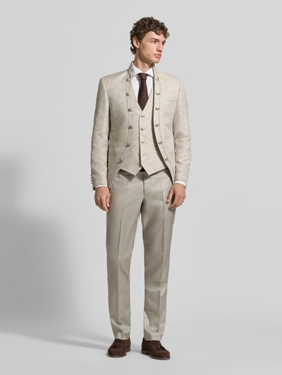 Männermodel trägt Anzughose aus Woll-Mix mit Bügelfalten von Wilvorst, Slim Fit, Beige, schmale Form, glatte Textur, Ganzkörperansicht von vorne.