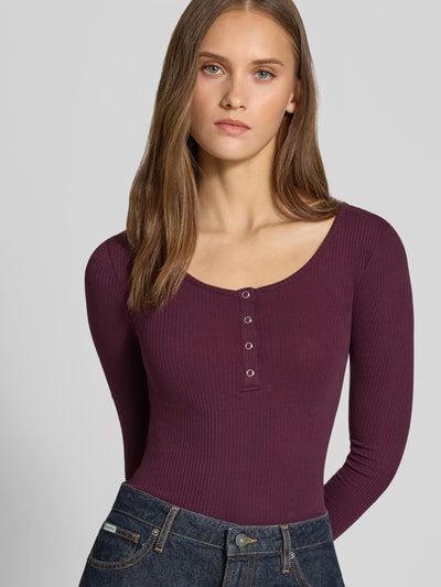 Vrouwenmodel draagt Slim Fit shirt met lange mouwen van katoenmix Model 'KITTE' van PIECES, look: effen, ribstructuur, henley-hals, Nahaufnahme Oberkörper.