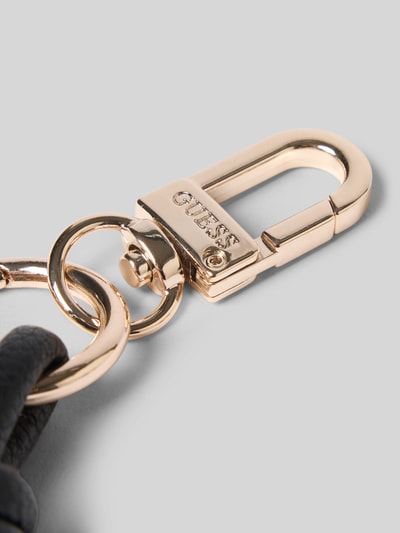 Productfoto, sleutelhanger met reliëflogo, karabijnhaak en sleutelring, Model 'Melody' van Guess, Dames sleutelhanger, close-up, gestructureerd metaal