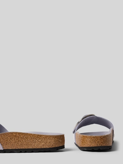 Produktfoto, slippers uit echt leer Model 'Madrid' van Birkenstock, afgerond model, open design, brede riem met doornsluiting in metallic, geprofileerde zool, hakhoogte maat 40: 4 cm