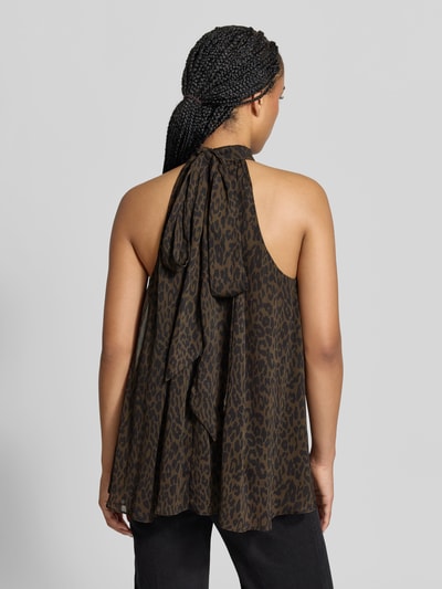 Frauenmodel trägt Relaxed Fit Bluse mit Neckholder von ROTATE, brauner Allover-Animal-Print, ärmellos, Rückansicht, Ganzkörperansicht Rückansicht.