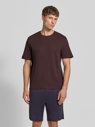 Männermodel trägt Regular Fit T-Shirt aus Baumwoll-Mix Modell 'WAFFLE' von BOSS in Dunkelbraun, glatte Struktur, Ganzkörperansicht von vorne, Herren T-Shirt von BOSS.