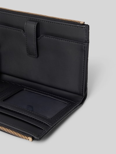 Produktfoto, portfel w materiał skóropodobny Portemonnaie in Leder-Optik Modell 'Blake' od GUESS, główna przegroda z zapięciem na zatrzask, zamek błyskawiczny, detal z logo