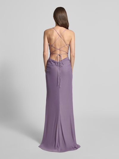 Frauenmodel trägt Abendkleid mit Rückenausschnitt von Laona in Flieder, Satintouch, Spaghetti-Träger, Schnürverschluss, Ganzkörperansicht Rückansicht.