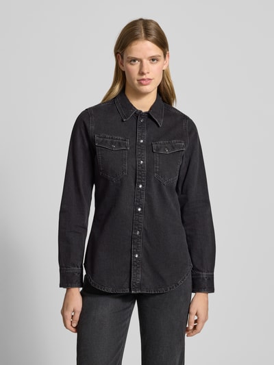 Kobiece modelka nosi Slim Fit Jeansbluse mit Brusttaschen von G-Star Raw z bawełny z kołnierzykiem koszulowym, listwą guzikową, kieszeniami na piersi, czarna, Ganzkörperansicht von vorne.
