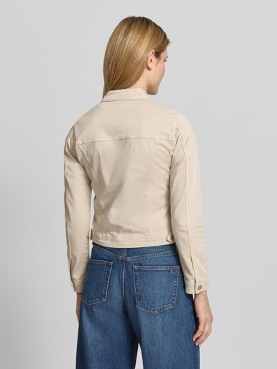 Frauenmodel trägt Regular Fit Jeansjacke aus Baumwoll-Mix von Tom Tailor in Beige, unifarben mit Umlegekragen und Knopfleiste, Ganzkörperansicht Rückansicht.