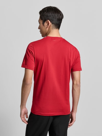 Männermodel trägt T-Shirt mit Label-Detail von Antony Morato in Rot, reine Baumwolle, Regular Fit, Rückenansicht Ganzkörperansicht