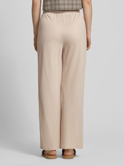 Frauenmodel trägt Loose Fit Weite Hose aus Viskose-Mix Modell 'JANY' von Only, unifarben, elastischer Bund, Ganzkörperansicht Rückansicht.