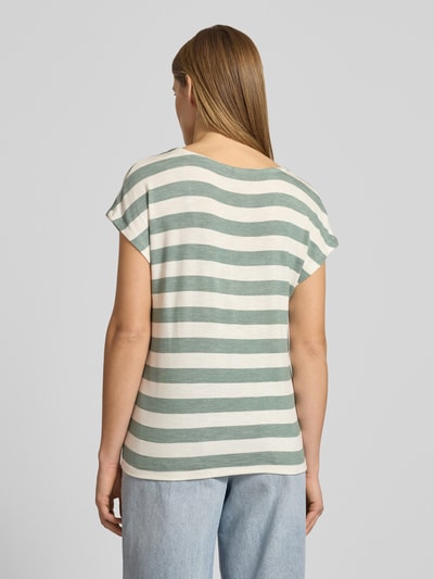 Frauenmodel trägt Regular Fit T-Shirt aus Viskose-Mix Modell 'LIRA' von Only, gestreift, grün-weiß, fein gerippte Textur, Ganzkörperansicht Rückansicht.