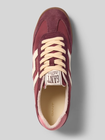 Productfoto, mix van leer en textiel, bordeauxrood met crème details, sneakers model 'Beylana' van GANT, Dames sneakers