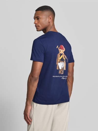 Männermodel trägt Slim Fit T-Shirt aus reiner Baumwolle von Polo Ralph Lauren, Optik: Unifarben, Applikation: Label-Schriftzug, Brusttasche, Jersey-Material, Ganzkörperansicht Rückansicht.
