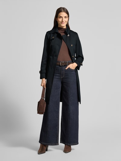 Frauenmodel trägt Trenchcoat mit Stoffgürtel von Jake*s Casual, Material-Mix mit Baumwoll-Anteil, taillierte Passform, Ganzkörperansicht von vorne.