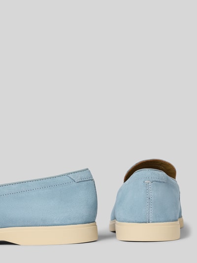 Produktfoto, Slipper aus beschichtetem Leder Modell 'Torford Easy' von Clarks in Hellblau, strukturierte Sohle, Rückansicht, Herrenschuh
