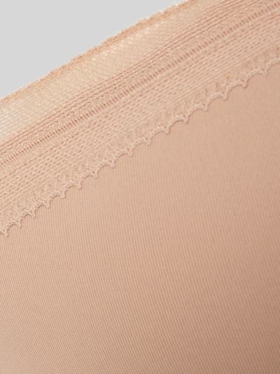 Produktfoto, glatte beigefarbene Oberfläche mit feinem Spitzenbesatz, klare Linien, Slim Fit Push-Up BH mit Spitzenbesatz Modell 'Go Blush' von Sloggi, Damen Push-Up BH, verstellbare Schulterriemen, KI-modifiziertes Bild