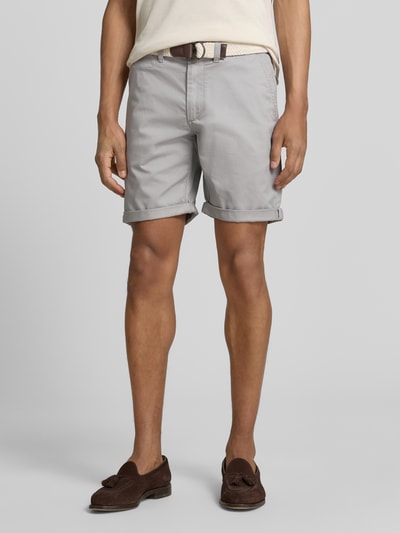 Männermodel trägt Bermudas mit Gürtel und Eingrifftaschen von MCNEAL in Hellgrau, Baumwoll-Mix, Straight Fit, Nahaufnahme Oberschenkel.