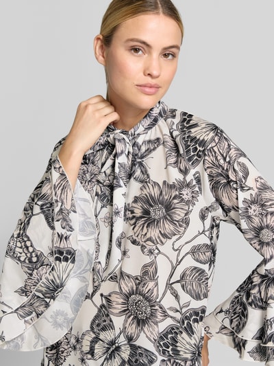 Vrouwenmodel draagt Regular Fit Bluse mit Zierschleife van monari, dames blouse met sierstrik, all-over bloemenprint, 3/4-mouw, ruglengte maat 36: 61 cm, mouwlengte maat 36: 50 cm, nahaufnahme bovenlichaam.