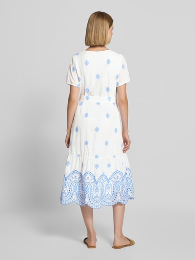 Frauenmodel trägt Midikleid mit Lochstickerei und Bindegürtel von MORE, weiß-blaues A-Linien-Design im Allover-Look, Ganzkörperansicht Rückansicht. Baumwoll-Mix, Rückenlänge 116 cm, Brustweite 42 cm, Ärmellänge 22 cm.