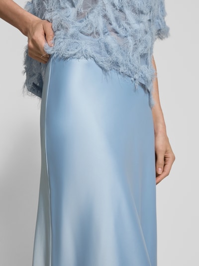 Frauenmodel trägt A-Linien Midi-Rock aus Satin Modell 'LENA' von Selected Femme in Hellblau, unifarben, glatte Struktur, Nahaufnahme Oberkörper.