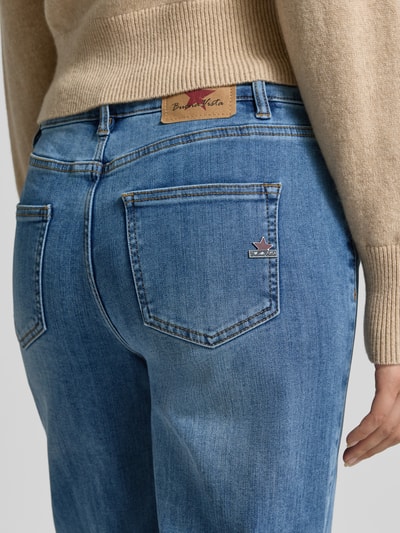 Vrouwenmodel draagt blauwe straight fit jeans uit mix van katoen van Buena Vista, detailopname dames straight fit jeans van Buena Vista