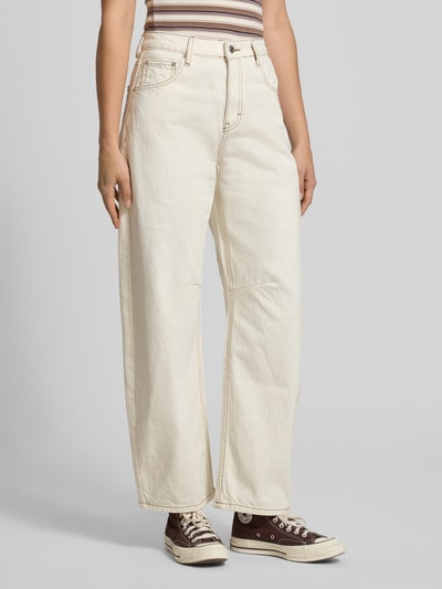 Frauenmodel trägt Barrel Fit Jeans Modell 'ALMA' von Topshop, Reine Baumwolle, Eingriffstaschen, helle Farbe, Nahaufnahme Oberkörper, Bundweite 36 cm, Innenbeinlänge 77 cm, Größe 28/32.