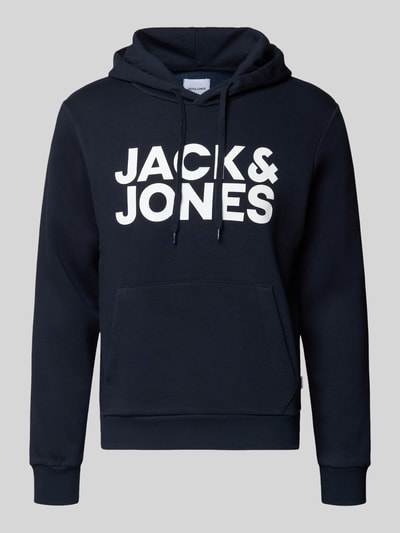 Produktfoto, Hoodie mit Label-Print und Känguru-Tasche von Jack & Jones in Dunkelblau, Baumwoll-Mix, Regular Fit, Vorderansicht.