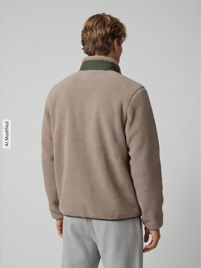 Męski model nosi Regular Fit Teddy- / Webpelzjacke mit Stehkragen Modell 'DALLAS' von ONLY, beżowa, tekstura pluszu, Ganzkörperansicht Rückansicht, kurtka z kolekcji ONLY, KI-modifiziertes Bild.