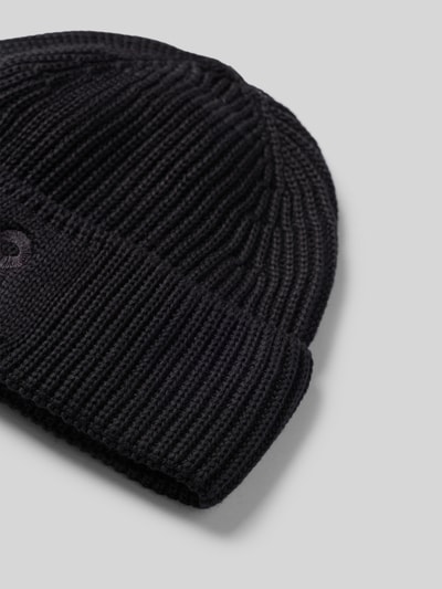 Produktfoto, schwarze grob gestrickte Mütze aus reiner Baumwolle Modell 'ICONIC Å NILDAAO' von ARMEDANGELS auf grauem Hintergrund