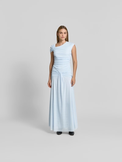 Frauenmodel trägt Maxikleid in asymmetrischem Design von ROTATE in hellblauem, elastischem Material-Mix mit Raffungen, Ganzkörperansicht von vorne.